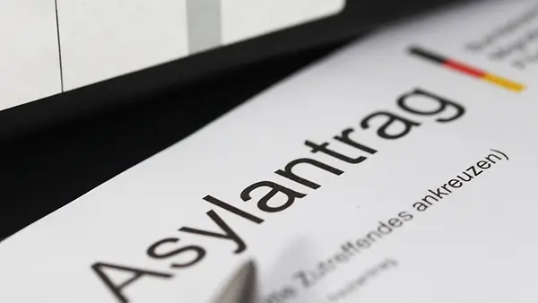 Nahaufnahme eines Formulars auf Asylantrag in Deutschland.