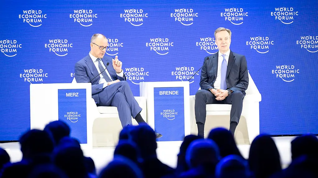 Le chancelier fédéral Friedrich Merz et le président du Forum économique mondial Børge Brende en discussion, assis dans des fauteuils