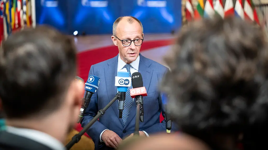 Auf dem Foto zu sehen ist Bundeskanzler Friedrich Merz während seines Statements vor dem Beginn des außerordentlichen Europäischen Rates in Brüssel. 
