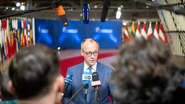 Auf dem Foto zu sehen ist Bundeskanzler Friedrich Merz während seines Statements vor dem Beginn des außerordentlichen Europäischen Rates in Brüssel. 