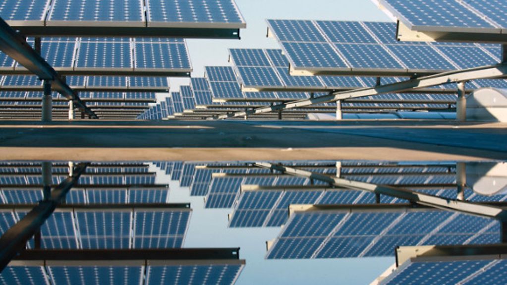 Eines der weltweit größten Solarkraftwerke auf dem Dach des BMW-Konsolidierungslagers in Dingolfing an derIsar