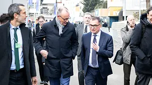 Das Foto zeigt Bundeskanzler Friedrich Merz beim Weltwirtschaftsforum mit Joachim Nagel, Präsident der Deutschen Bundesbank.