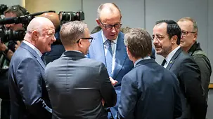 Das Foto zeigt Bundeskanzler Friedrich Merz im Gespräch mit Regierungschefs beim Europäischen Rat.