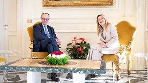 Das Foto zeigt Bundeskanzler Friedrich Merz mit Giorgia Meloni, Italiens Ministerpräsidentin, bei einem Spaziergang im Garten der Villa Doria Pamphilj.