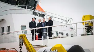 Das Foto zeigt Bundeskanzler Friedrich Merz beim Nordseegipfel in Hamburg auf der Brücke der Neuwerk mit andern Regierungschefs..