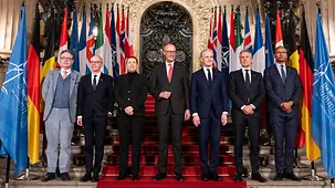 Das Foto zeigt Bundeskanzler Friedrich Merz mit den Staats- und Regierungschefs der teilnehmenden Länder beim Nordseegipfel in Hamburg.