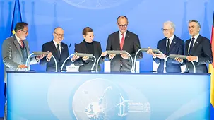 Kanzler Merz und die Staats- und Regierungschefs bei der Unterzeichnungszeremonie der Erklärung von Hamburg.