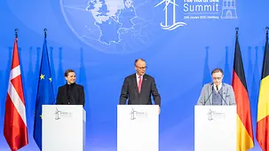 Das Foto zeigt Bundeskanzler Friedrich Merz beim Nordseegipfel in Hamburg.