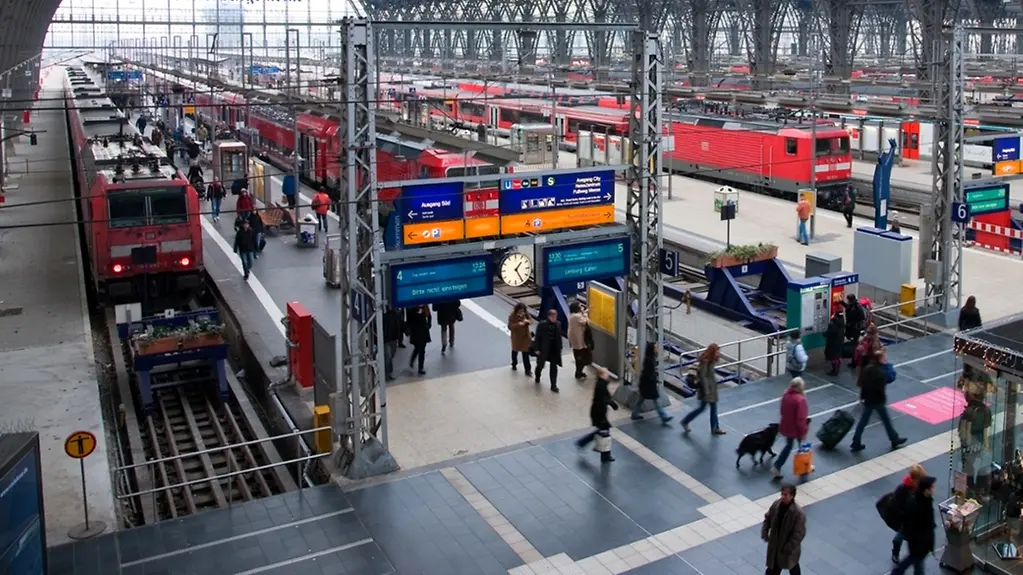 Auf dem Foto zu sehen ist eine Draufsicht auf die Bahnhofshalle des Bahnhofs Frankfurt am Main.