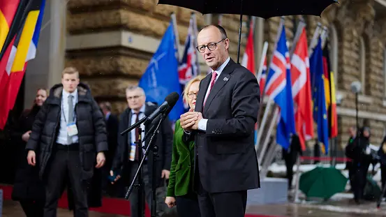 Bundeskanzler Merz steht bei einem Statement zum Auftakt des Nordsee-Gipfels vor Flaggen.