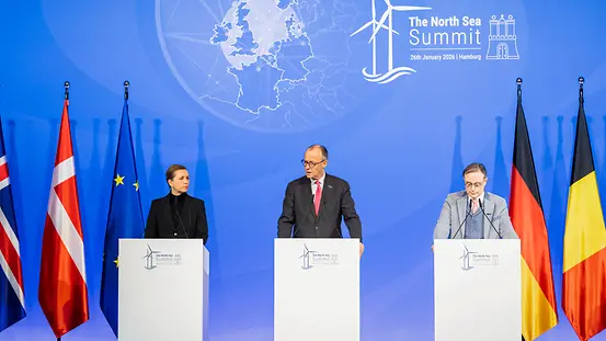 Auf dem Foto zu sehen sind Bundeskanzler Merz, Dänemarks Premierministerin Frederiksen und Belgiens Ministerpräsident De Wever bei der Pressekonferenz nach dem Nordsee-Gipfel. 