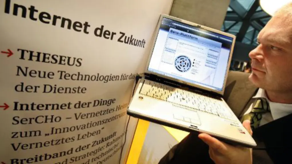 Hagen Woesner vom European Center for Information and Communication Technologies eict aus Berlin zeigt am beim dritten nationalen IT-Gipfel auf einem Laptop die Funktionen einer neuen Plattform fÃ¼r Internet-Dienste der Zukunft, die derzeit entw....