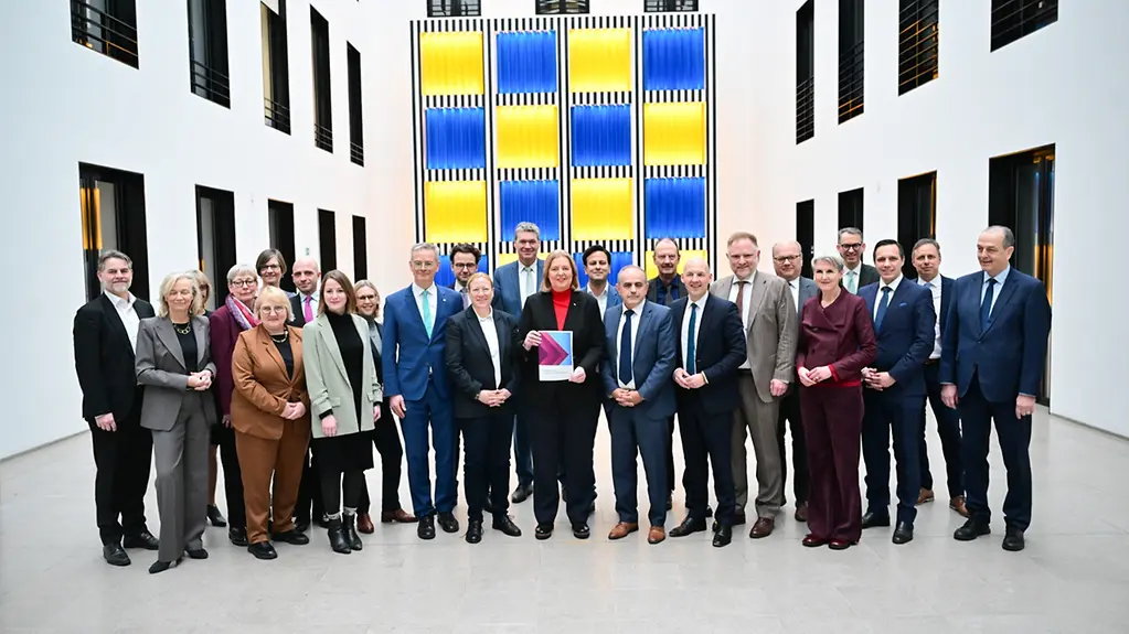 Bärbel Bas, Bundesministerin für Arbeit und Soziales, steht während der Übergabe des Berichts der Kommission zur Sozialstaatsreform mit den Kommissionsmitgliedern im Arbeitsministerium. 