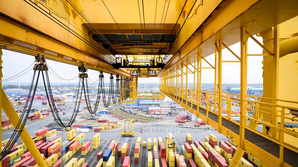 Blick von einem Kran auf den Containerhafen in Bremerhaven.