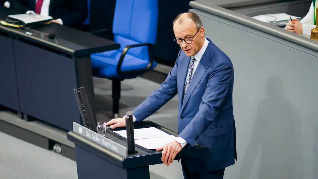 Photo montrant le chancelier à la tribune du Bundestag
