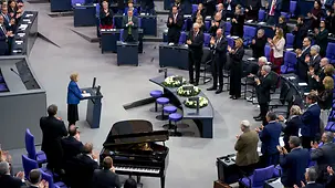 Das Foto zeigt Bundeskanzler Friedrich Merz beim Gedenken an die Opfer des Nationalsozialismus im Bundestag.