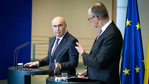 Das Foto zeigt Bundeskanzler Friedrich Merz mit Ilie Gavril Bolojan, Rumäniens Ministerpräsident, bei einer Pressekonferenz im Bundeskanzleramt.