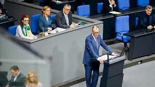 Das Foto zeigt Bundeskanzler Friedrich Merz spricht im Bundestag.