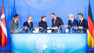 Das Foto zeigt Bundeskanzler Friedrich Merz mit den Teilnehmern des Nordseegipfels.