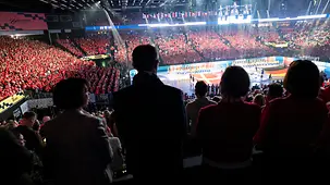 Das Foto zeigt Bundeskanzler Friedrich Merz auf der Tribüne beim Finale der Handball-EM Deutschland-Dänemark.