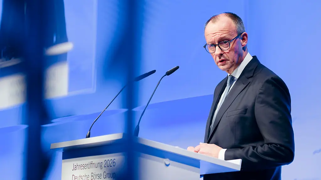 Auf dem Foto zu sehen ist Bundeskanzler Friedrich Merz während seiner Rede bei Deutsche Börse Group.