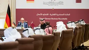 Das Foto zeigt Bundeskanzler Friedrich Merz bei einem Wirtschaftsdialog.