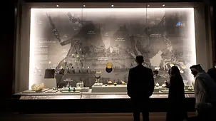 Das Foto zeigt Bundeskanzler Friedrich Merz im Museum of Islamic Art.