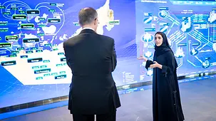 Das Foto zeigt Bundeskanzler Friedrich Merz im Gespräch beim Besuch von ADNOC.