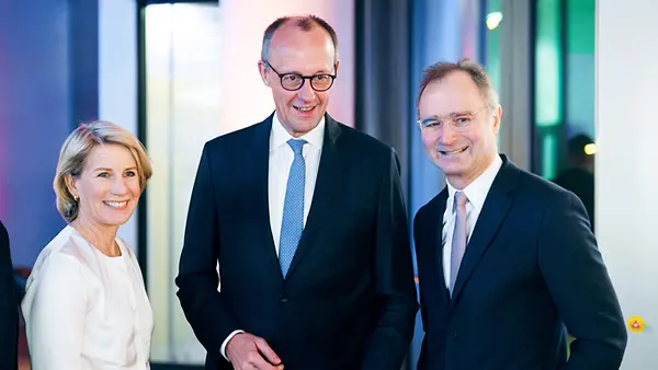 Bundeskanzler Merz (M.) von Clara-Christina Streit, Aufsichtsratsvorsitzende der Deutschen Börse AG (l.), und Stephan Leithner, Vorstandsvorsitzender der Deutschen Börse AG (r.), zur Jahreseröffnung der Deutschen Börse Group