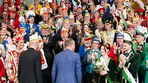 Das Foto zeigt Bundeskanzler Friedrich Merz beim Karnevalsempfang im Bundeskanzleramt.