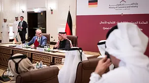 Das Foto zeigt Bundeskanzler Friedrich Merz beim Austausch mit katarischen und deutschen Wirtschaftsvertreterinnen und Wirtschaftsvertretern.