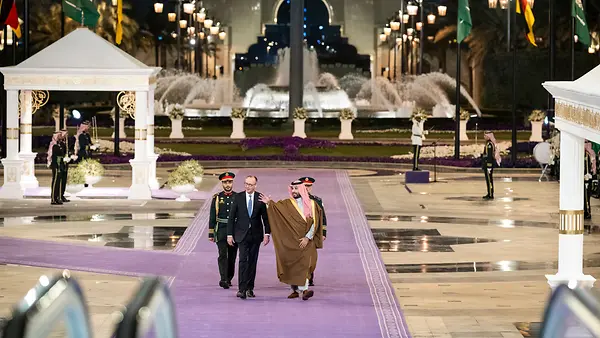 Das Foto zeigt Bundeskanzler Friedrich Merz bei der Begrüßung mit Mohammed bin Salman bin Abdulaziz Al Saud, Kronprinz von Saudi-Arabien.