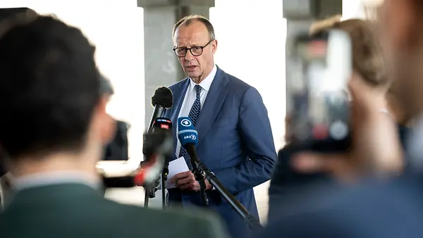 Bundeskanzler Merz spricht während seiner Golfreise in Katar