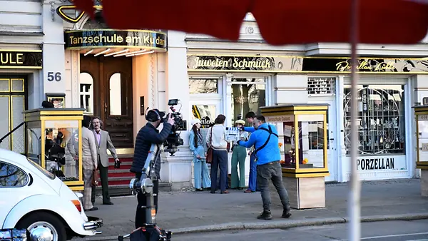  Set der ZDF Serie 'Ku´damm 77' in der Richard-Wagner-Straße. Berlin.