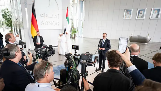 Auf dem Foto zu sehen ist Bundeskanzler Friedrich Merz beim Abgeben eines Statements in Abu Dhabi. 