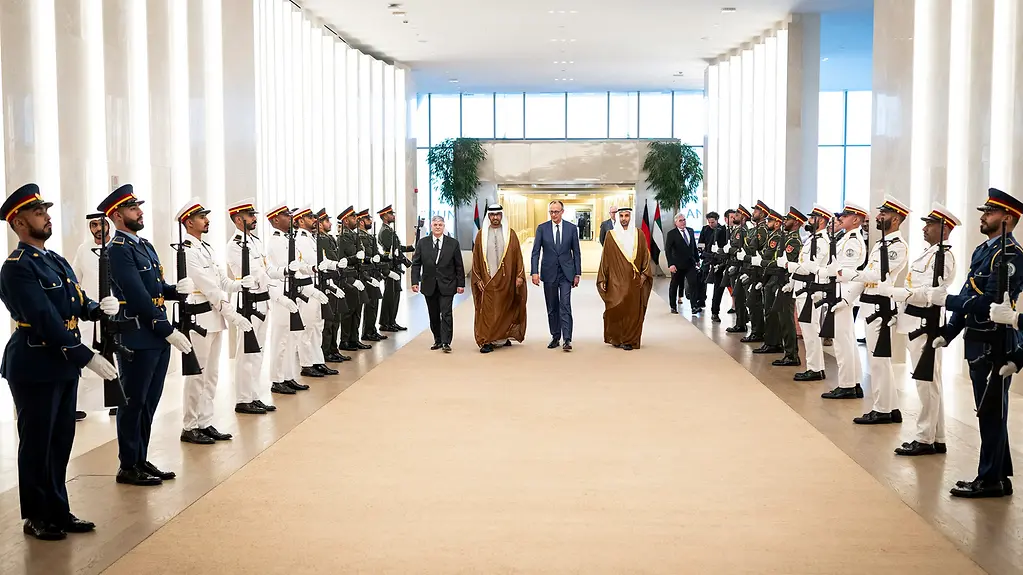 Auf dem Foto zu sehen ist Bundeskanzler Friedrich Merz bei seiner Ankunft in Abu Dhabi. 