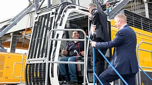 The photo shows Federal Chancellor Friedrich Merz in a conversation during his visit to Bauer International FZE.