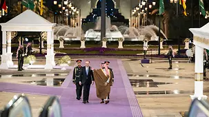 La photo montre l’accueil du chancelier fédéral Friedrich Merz par Mohammed ben Salmane ben Abdelaziz Al Saoud, le prince héritier d’Arabie saoudite.