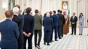 La photo montre l’accueil de la délégation économique allemande par le prince héritier d’Arabie saoudite.