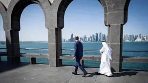 La photo montre le chancelier fédéral Friedrich Merz lors de sa visite du musée d’art islamique de Doha.