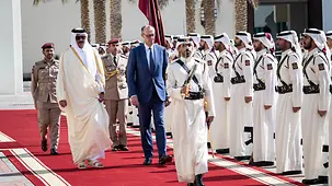 La photo montre le chancelier fédéral Friedrich Merz avec l’émir du Qatar, le cheikh Tamim ben Hamad ben Khalifa Al Thani.