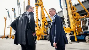 La photo montre le chancelier fédéral Friedrich Merz lors de sa visite de l’entreprise Bauer International FZE.