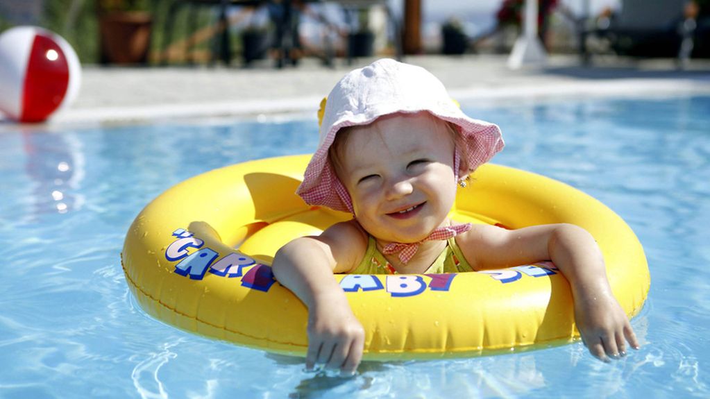Kleines Kind mit Schwimmreifen im Pool