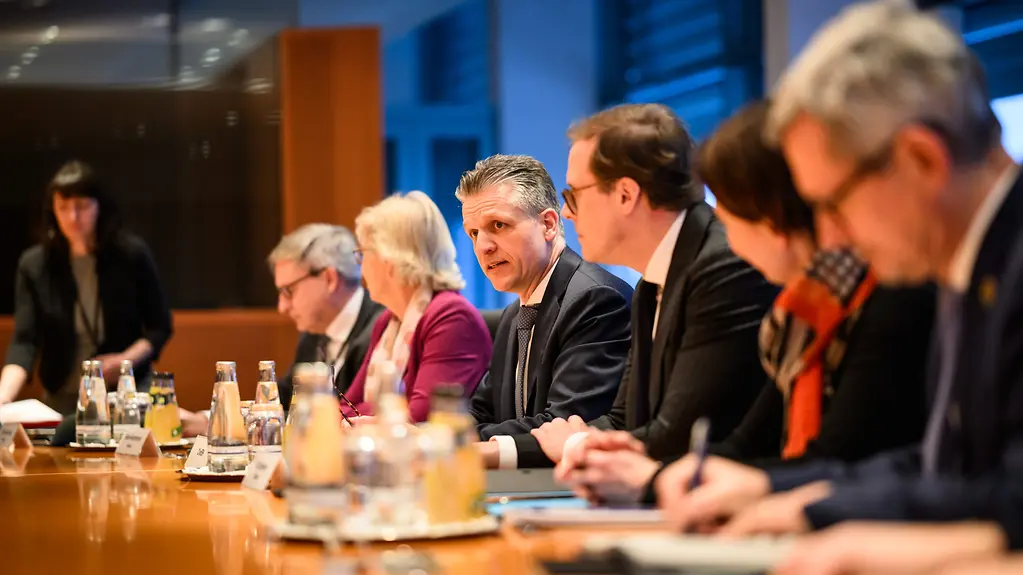 Mitglieder des Rates für Nachhaltige Entwicklung am Kabinettstisch im Kanzleramt.