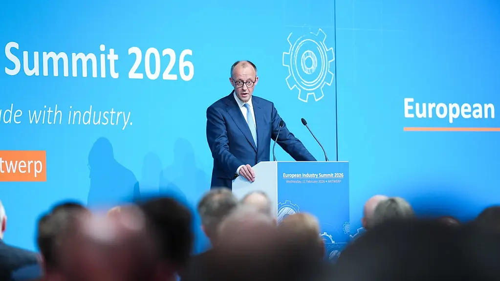 Federal Chancellor Merz at the lectern at the EU business meeting in Antwerp.