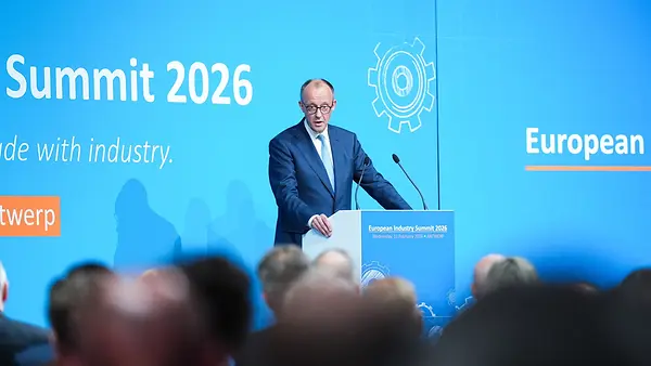 Bundeskanzler Merz am Rednerpult beim EU-Wirtschaftstreffen in Antwerpen.