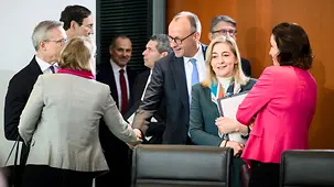 Das Foto zeigt Bundeskanzler Friedrich Merz zu Beginn einer Kabinettssitzung mit Kolleginnen und Kollegen.
