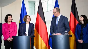 Das Foto zeigt Bundeskanzler Friedrich Merz bei der Übergabe des EFI-Jahresgutachtens.