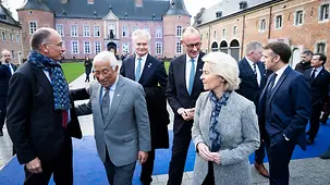 Das Foto zeigt Bundeskanzler Friedrich Merz mit weiteren Staats- und Regierungschefs beim informellen EU-Rat auf Schloss ALden Biesen.