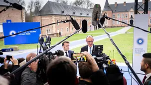 Das Foto zeigt Bundeskanzler Friedrich Merz bei einem Pressesstatement neben Emmanuel Macron, Frankreichs Präsident.